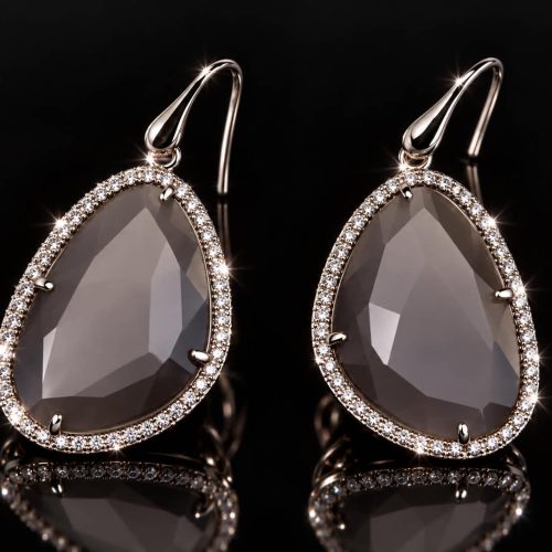 model Belinda oorringen in zilver gezet met grijze steen en cubic zirconia