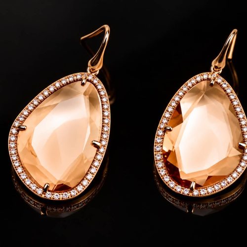 model Belinda oorringen in zilver gezet met champagnekleurige steen en cubic zirconia
