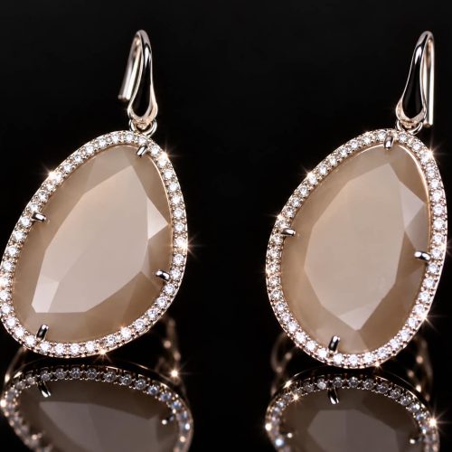 model Belinda oorringen in zilver gezet met bruine steen en cubic zirconia