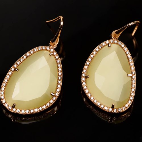 model Belinda oorringen in zilver gezet met parelmoerkleurige steen en cubic zirconia