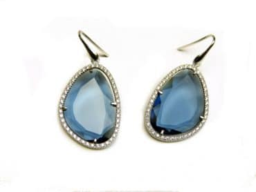 model Belinda oorringen in zilver gezet met blauwe steen en cubic zirconia - Saffier