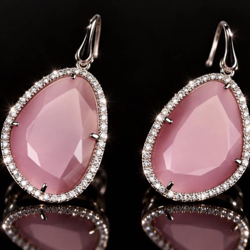 model Belinda oorringen in zilver gezet met roze steen en cubic zirconia