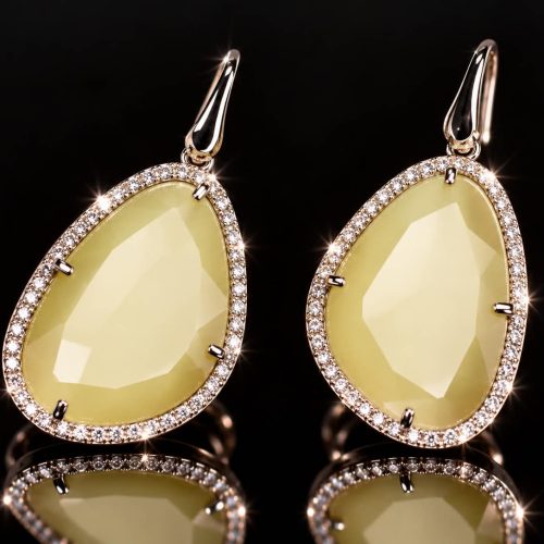 model Belinda oorringen in zilver gezet met parelmoerkleurige steen en cubic zirconia