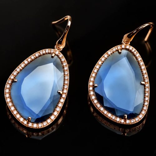 model Belinda oorringen in zilver gezet met blauwe steen en cubic zirconia
