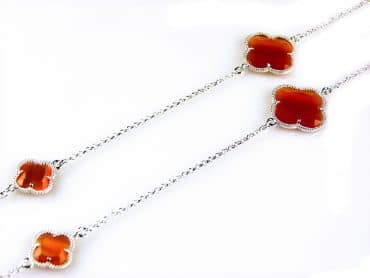 model Fiori gesloten klavers collier in zilver oranje klavers - Ketting