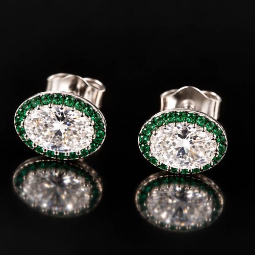 Model Small Oval zilveren oorringen gezet met groene en witte cubic zirconia stenen