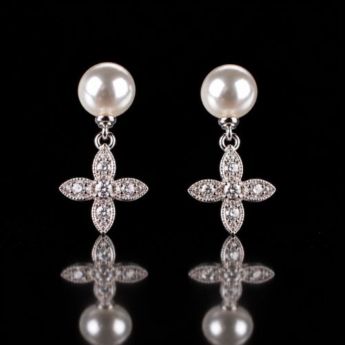 Zilveren oorringen oorbellen Model Pearl Light gezet met parel en cubic zirconia
