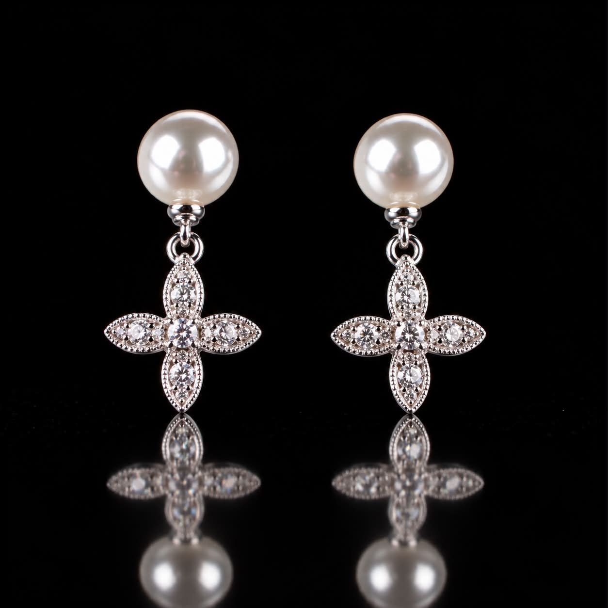 Zilveren oorringen oorbellen Model Pearl Light gezet met parel en cubic zirconia