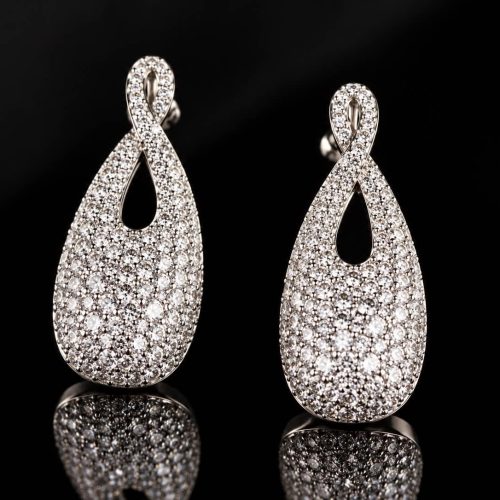 Model Shine Twist zilveren oorringen gezet met cubic zirconia