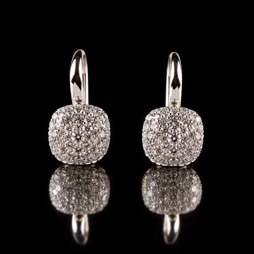 model Chiarina oorringen in zilver gezet met cubic zirconia