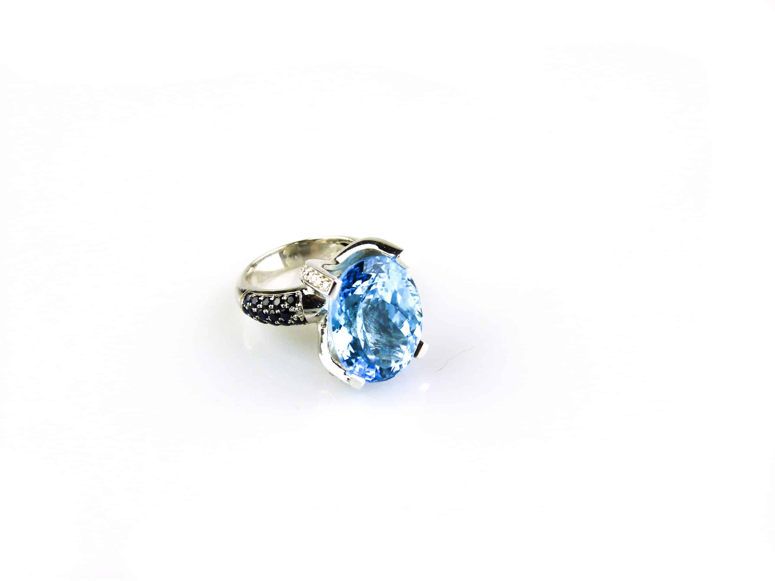 zoals dat enkel capsule Koop ring in wit goud gezet met blauwe topaas, blauwe saffier en diamant  van de designer!