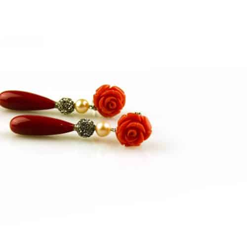 oorringen in wit goud gezet met rode bloem parel en rode koraal druppel - Sieraden