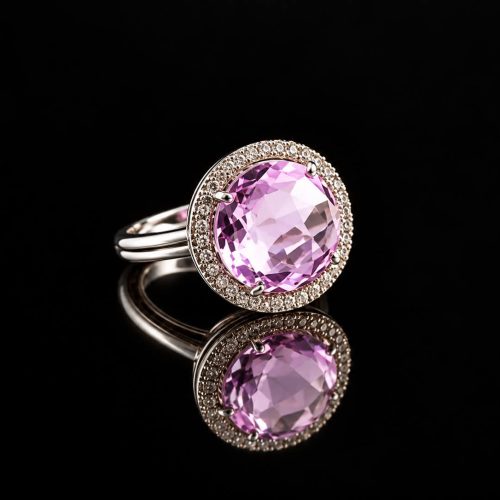 ring in zilver gerodieerd gezet met roze steen en cubic zirconia model rond groot