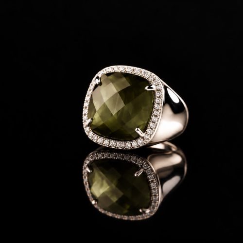 ring in zilver gerodieerd gezet met grijze steen en cubic zirconia model vierkant groot