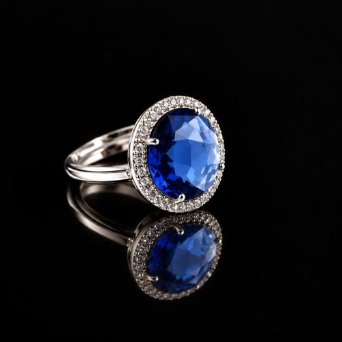 ring in zilver gerodieerd gezet met blauwe steen en cubic zirconia model rond groot