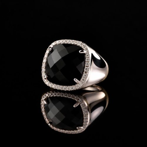 ring in zilver gerodieerd gezet met zwarte steen en cubic zirconia model vierkant groot