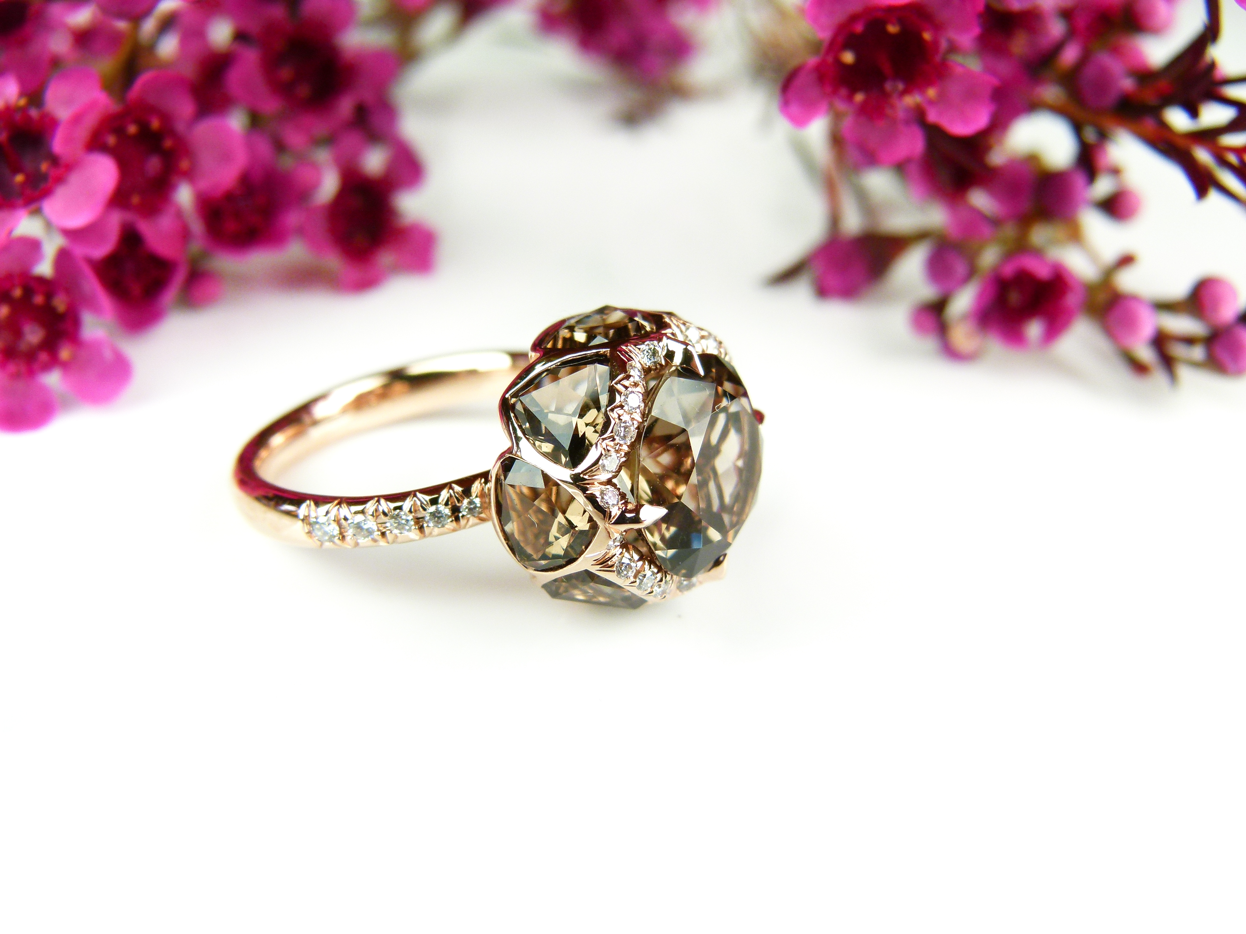 roos gouden ring gezet met rookkwarts en diamant