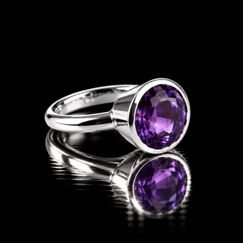 ring in wit goud gezet met amethist