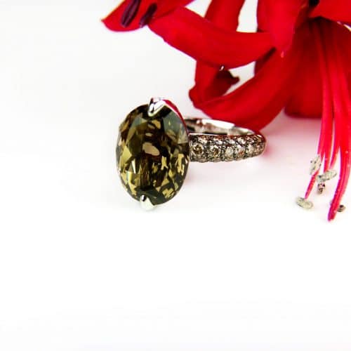 Ring in wit goud gezet met bruine rookkwarts, cognackleurige diamant