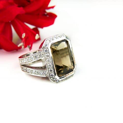 Ring in wit goud gezet met rookkwarts en diamant