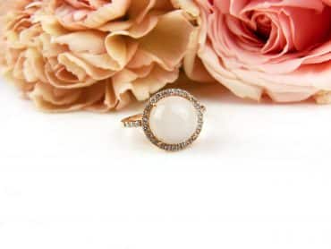Ring in roos goud gezet met witte maansteen en diamant