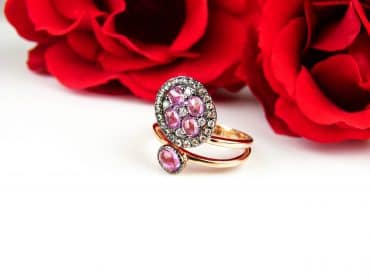Ring in roos goud gezet met roze saffier en diamant