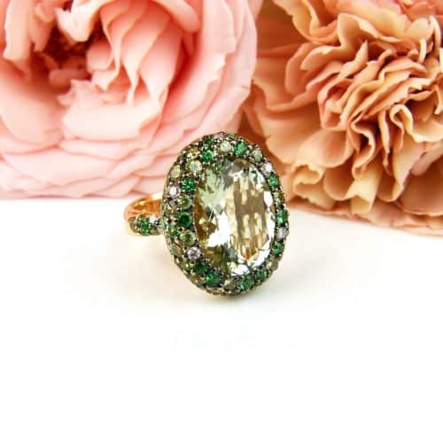 Ring in geel goud gezet met groene kwarts, groene saffier en diamant