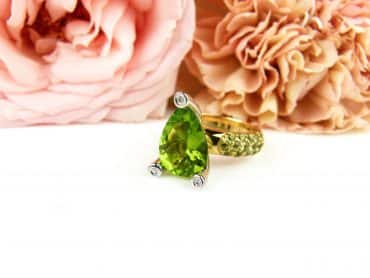 Ring in geel en wit goud gezet met peridoot en diamant