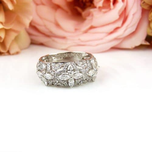 Wit gouden ring gezet met diamanten