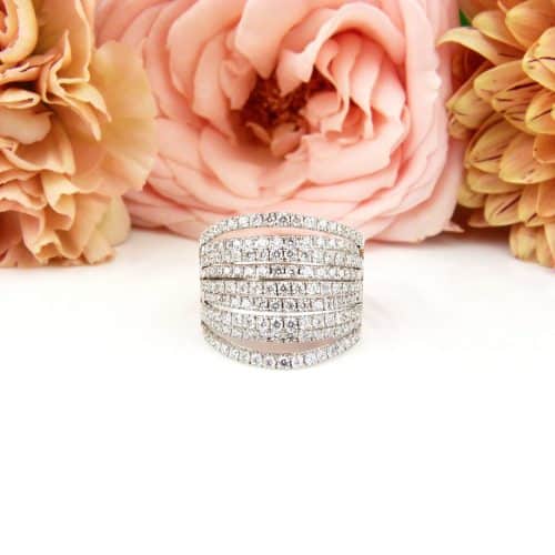 Brede wit gouden ring gezet met diamanten