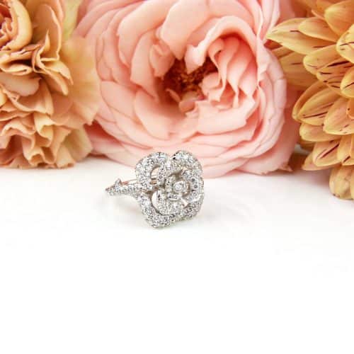 Wit gouden ring gezet met diamanten bloemvorm