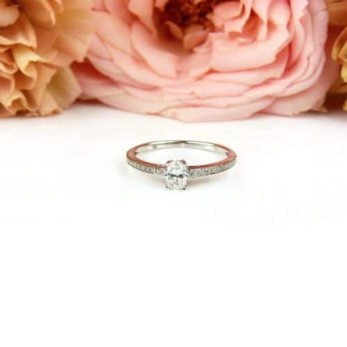Wit gouden ring solitair gezet met diamanten