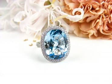Wit gouden ring gezet met blauwe topaas en diamanten