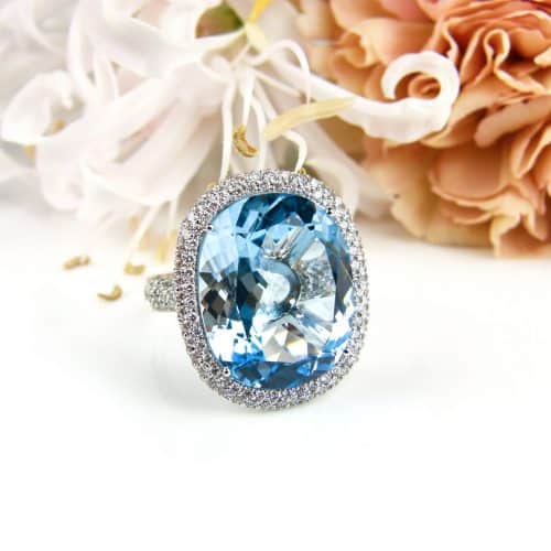 Wit gouden ring gezet met blauwe topaas en diamanten