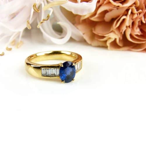 Ring in geel goud gezet met blauwe saffier en diamant bagetten