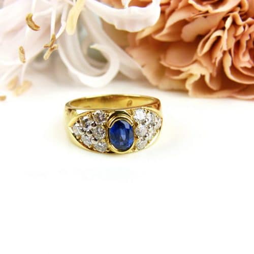 Ring in geel en wit goud gezet met blauwe saffier en diamanten
