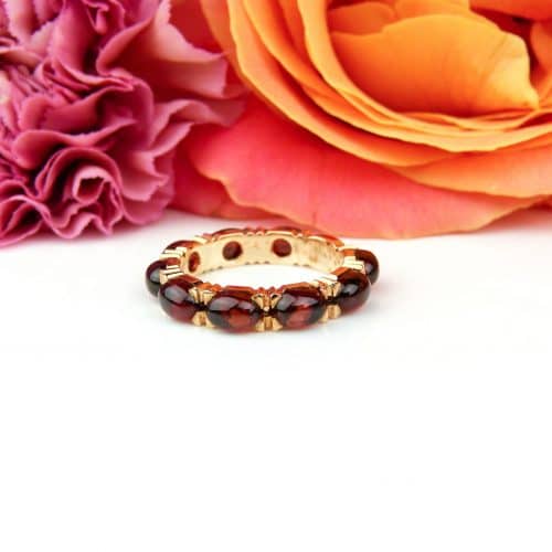 ring in roos goud gezet met granaat cabochons