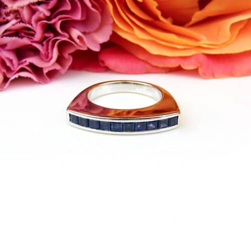 Ring in wit goud gezet met blauwe saffieren