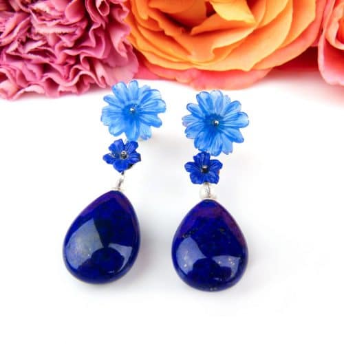 Wit gouden oorringen oorbellen gezet met lapis lazuli , bloem in blauwe agaat en bergkristal