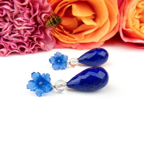 Wit gouden oorringen oorbellen gezet met lapis lazuli gefacetteerd, bloem in blauwe agaat en bergkristal
