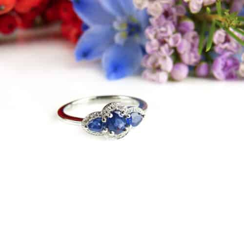 ring in wit goud gezet met blauwe saffier en diamant
