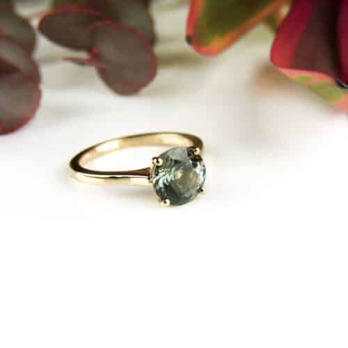 ring solitair in roos goud gezet met natuurlijke blauwe zirkoon