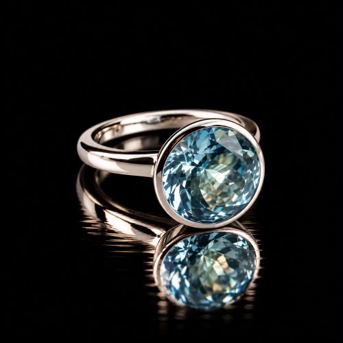 ring in wit goud gezet met blauwe topaas
