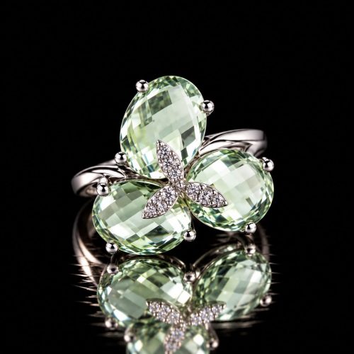 Ring in wit goud gezet met groene kwarts en diamant