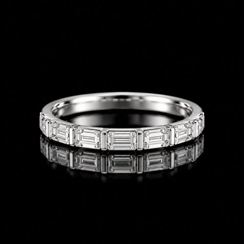 Fijne ring in wit goud gezet met diamant bagetten