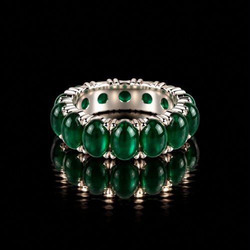 ring in wit goud gezet met groenagaat cabochons