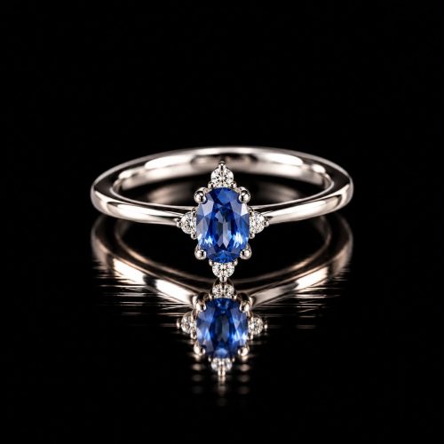 ring in wit goud gezet met blauwe saffier en diamant