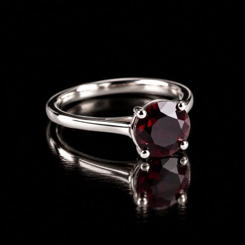 ring solitair in wit goud gezet met rubelliet