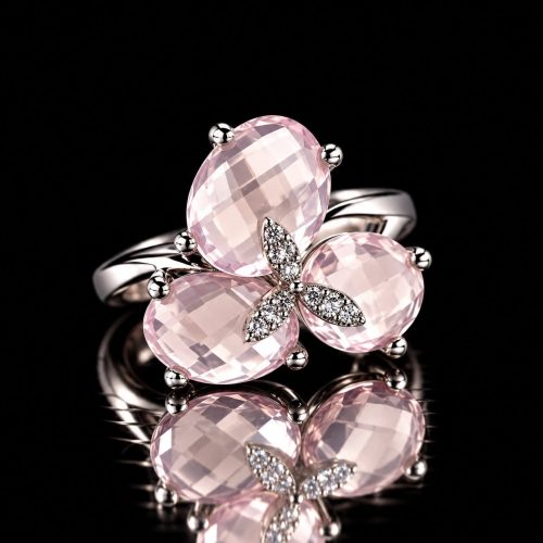 Ring in wit goud gezet met roze kwarts en diamant