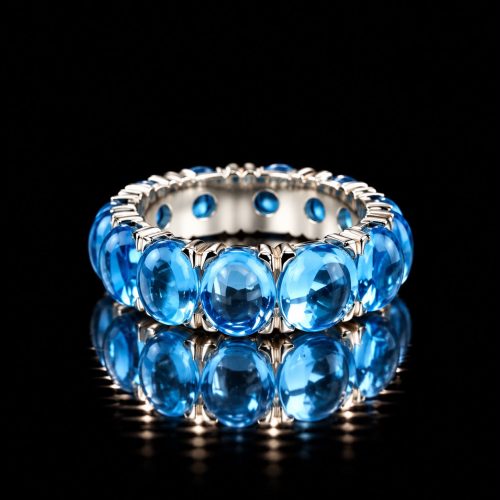 ring in wit goud gezet met blauwe topaas cabochons